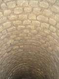 Intérieur du puits n°13, en moellons intercalés parfois par deux rangées de tegulae.
